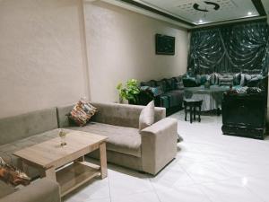 a living room with a couch and a table at Résidence Al Qaraouiyine in Fez