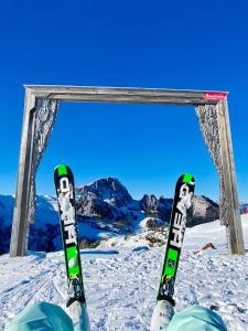 a pair of skis in the snow in front of a mirror at Byt na svahu Sonnenalpe Nassfeld in Hermagor