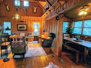 Posezení v ubytování Comfy Cabin near Lake Rabun