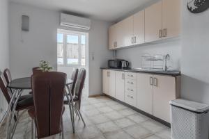 Kuchyň nebo kuchyňský kout v ubytování Home Guest - Apartment 7