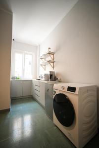 Cucina o angolo cottura di Athenian Suite by Zeussuites