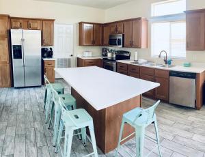 cocina con encimera blanca y armarios de madera en ️Discounted couples setupFULL KITCHEN near canyons CLEANBoat Parking, en Page