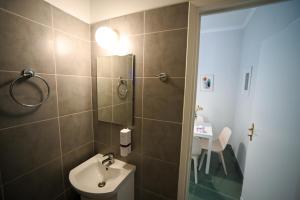 Bagno di Athenian Suite by Zeussuites