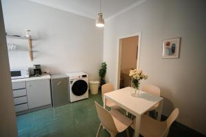 Cucina o angolo cottura di Athenian Suite by Zeussuites