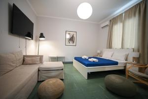 un soggiorno con un letto e un divano di Athenian Suite by Zeussuites ad Atene