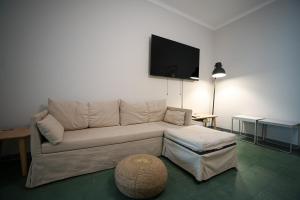 Area soggiorno di Athenian Suite by Zeussuites