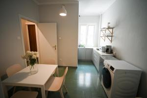Cucina o angolo cottura di Athenian Suite by Zeussuites