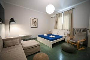 un soggiorno con un letto e un divano di Athenian Suite by Zeussuites ad Atene