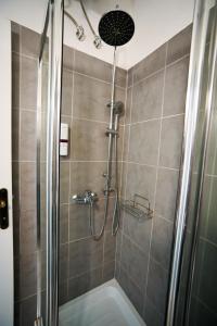 e bagno con doccia e vasca. di Athenian Suite by Zeussuites ad Atene