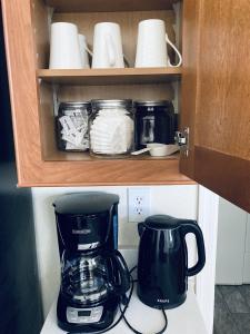 una cafetera y una licuadora en un armario en ️Discounted couples setupFULL KITCHEN near canyons CLEANBoat Parking, en Page