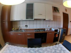 Kuchyň nebo kuchyňský kout v ubytování Locazione in Appartamento sita in via Ponte di Ferro 2 b