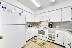 Η κουζίνα ή μικρή κουζίνα στο Oceanfront condo with private beach access in a perfect location