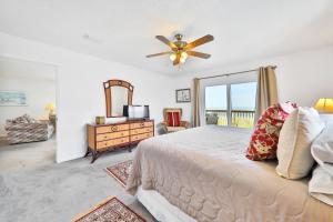 Ένα ή περισσότερα κρεβάτια σε δωμάτιο στο Oceanfront condo with private beach access in a perfect location