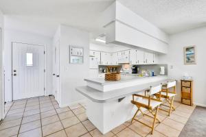 Η κουζίνα ή μικρή κουζίνα στο Oceanfront condo with private beach access in a perfect location