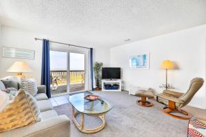 Μια τηλεόραση ή/και κέντρο ψυχαγωγίας στο Oceanfront condo with private beach access in a perfect location