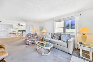 Χώρος καθιστικού στο Oceanfront condo with private beach access in a perfect location +38 φωτογραφίες