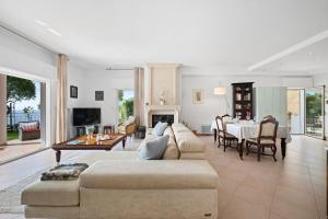 Villa Julia - Vue Mer - Jardin - Parking privé - في لا توربي: غرفة معيشة كبيرة مع أريكة وطاولة