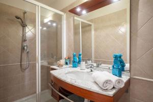 Villa Julia - Vue Mer - Jardin - Parking privé - في لا توربي: حمام مع حوض ودش +60 صورة