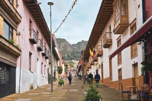 ボゴタにあるCerca a La Candelaria, Bogotá, moderno con parqueaderoの人々が歩く狭い路地