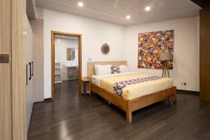 une chambre avec un lit et un tableau au mur dans l'établissement The Ascent at La Villa Boutique Hotel, à Trofwi 1 autre photo