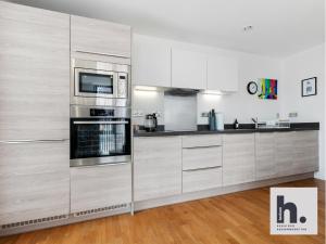 Η κουζίνα ή μικρή κουζίνα στο FREE Parking - NHS - Siemens - Reckitt - 3 Units +38 φωτογραφίες