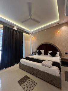 リシケーシュにあるHotel Durga Palace by Veda Group of Hotelsの部屋の中に大きなベッドがある寝室 +11枚の写真
