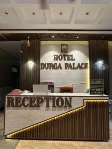 リシケーシュにあるHotel Durga Palace by Veda Group of Hotelsのホテルデュラパレスのロビーにある受付デスク