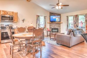 Η κουζίνα ή μικρή κουζίνα στο The Hummingbird Hideout Cabin Near Bryson City and Cherokee