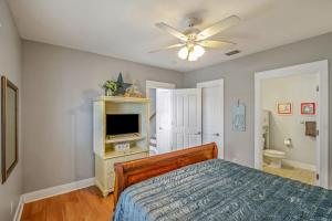 En eller flere senge i et værelse på Beachy 3BR Retreat w/ Pool, Balcony & Dog Friendly + 39 billeder