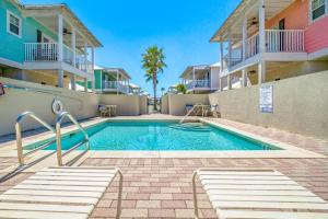 Swimmingpoolen hos eller tæt på Beachy 3BR Retreat w/ Pool, Balcony & Dog Friendly