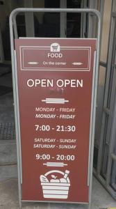 Un cartel de comida en el mostrador frente a una tienda. en Romantic Central Flat, en Bratislava