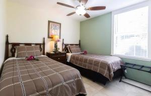 Ένα ή περισσότερα κρεβάτια σε δωμάτιο στο Modern 2BR 1BA Oasis Heated Pool N Downtown +15 φωτογραφίες