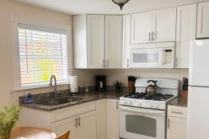Η κουζίνα ή μικρή κουζίνα στο Modern 2BR 1BA Oasis Heated Pool N Downtown