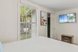 Μια τηλεόραση ή/και κέντρο ψυχαγωγίας στο Modern 2BR Oasis Heated Pool Near Downtown
