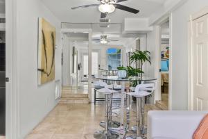 Gambar di galeri bagi 2 Units w Heated Pool 5BR WPB Retreat N Downtown di West Palm Beach