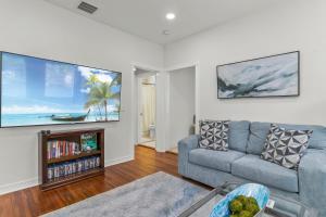 TV a/nebo společenská místnost v ubytování Vibrant Oasis W Heated Pool 3BR 2BA N Downtown