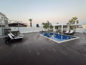 La alberca dentro o cerca de Villa Quadralea