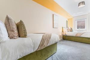 Postel nebo postele na pokoji v ubytování Spacious 3-Bed Flat, Sleeps 7, Ideal for Families, Central Location, High-Speed Internet