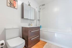 a bathroom with a toilet and a sink and a tub at Spacious 3-Bed Flat, Sleeps 7, Ideal for Families, Central Location, High-Speed Internet in Leicester