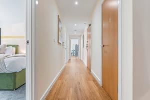 Postel nebo postele na pokoji v ubytování Spacious 3-Bed Flat, Sleeps 7, Ideal for Families, Central Location, High-Speed Internet + 38 fotografií