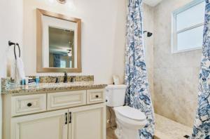 Koupelna v ubytování Downtown Sarasota Compound-Pet Friendly-Groups-Close to Beach