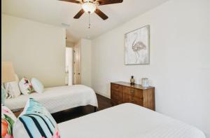 Postel nebo postele na pokoji v ubytování Downtown Sarasota Compound-Pet Friendly-Groups-Close to Beach + 88 fotografií
