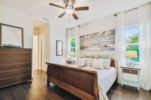 Postel nebo postele na pokoji v ubytování Downtown Sarasota Compound-Pet Friendly-Groups-Close to Beach