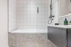 Ένα μπάνιο στο Spacious 2-Bedroom Apartment, Guests 6, Fast Wi-Fi, Near Digbeth Attractions