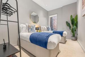 Ένα ή περισσότερα κρεβάτια σε δωμάτιο στο Spacious 2-Bedroom Apartment, Guests 6, Fast Wi-Fi, Near Digbeth Attractions