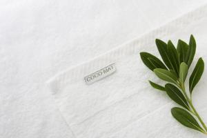 Biała koszula z napisem w obiekcie Chloe Luxury Hotel w mieście Kastoria