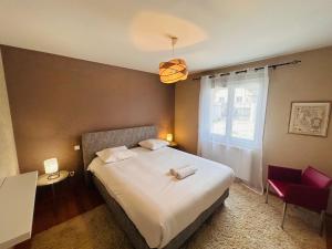 una camera da letto con un letto grande e una finestra di La Villa du vignoble Piscine a Hermonville