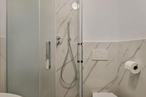 a bathroom with a shower with a glass door at MareMiele, TerreMarine in Manarola