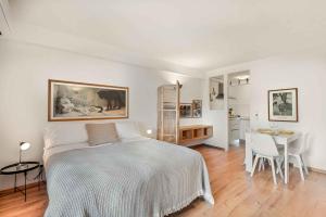a bedroom with a bed and a table with chairs at MareMiele, TerreMarine in Manarola