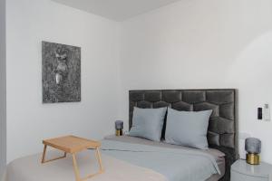Un dormitorio con una cama con una mesa encima. en Santa Ocean View, en Mindelo